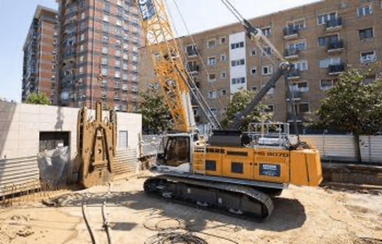 Excavadora con cuchara bivalva