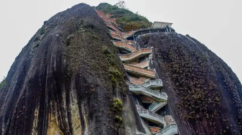 cuántas escalas tiene la piedra del peñol